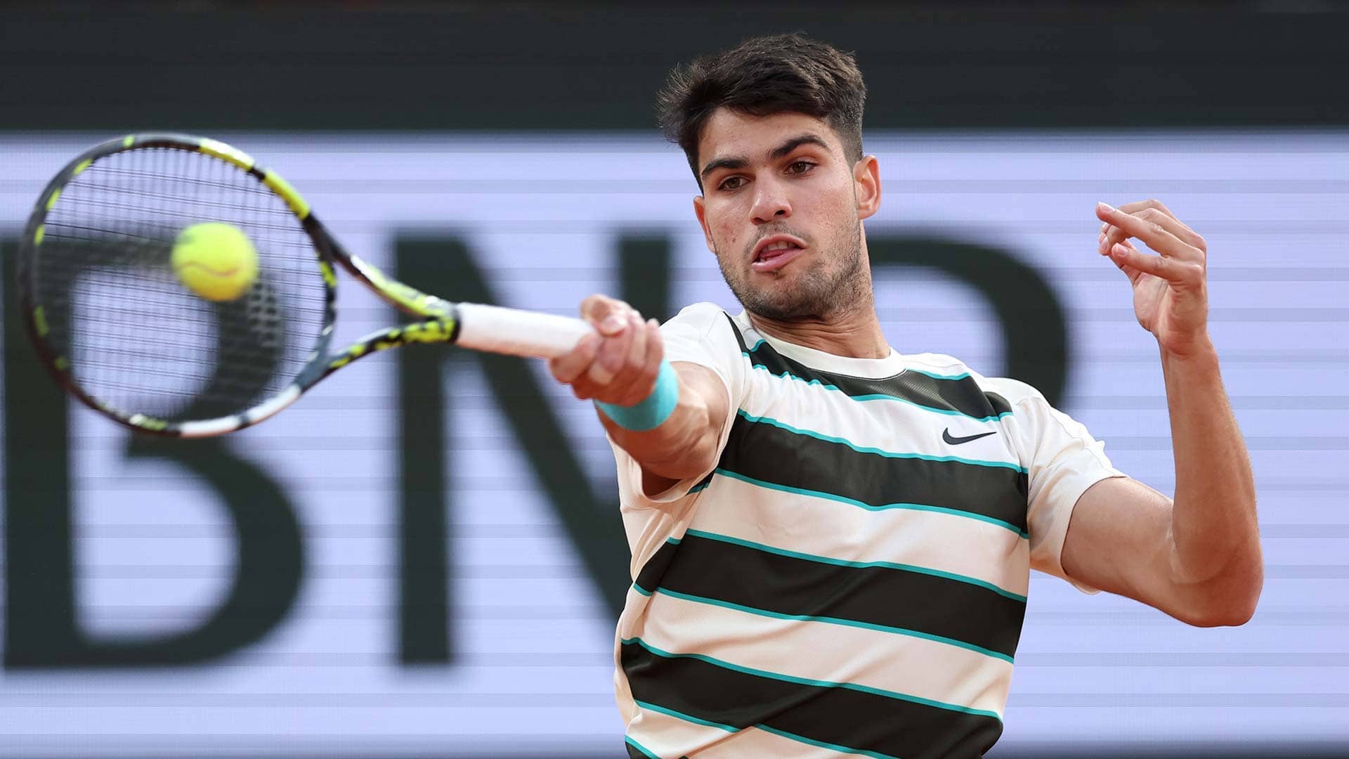 Carlos Alcaraz defeats Tommy Paul in straight sets to return to the semi-finals in Paris.