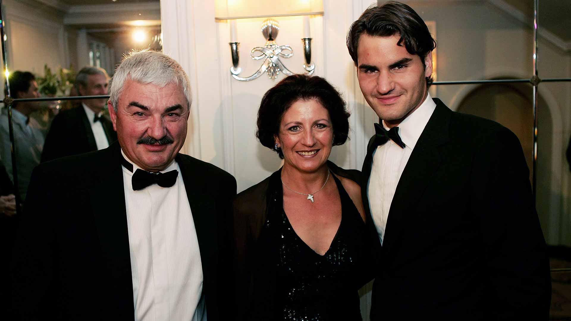 <a href='https://www.atptour.com/en/players/roger-federer/f324/overview'>Roger Federer</a> poses for a photo with his parents Robert and Lynette Federer as they arrive at the 2005 <a href='https://www.atptour.com/en/tournaments/wimbledon/540/overview'>Wimbledon</a> Winners' Dinner at the Savoy Hotel in London