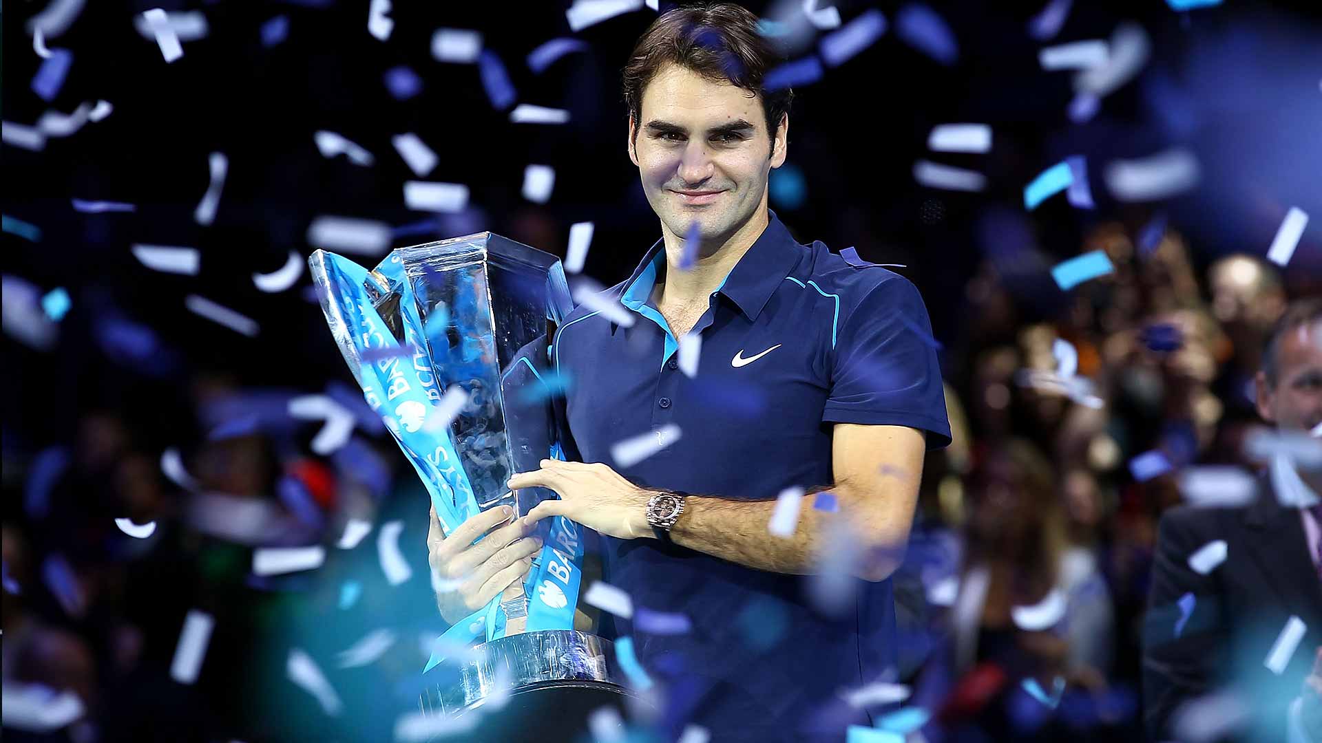 <a href='https://www.atptour.com/en/players/roger-federer/f324/overview'>Roger Federer</a> lifts the trophy following his victory over <a href='https://www.atptour.com/en/players/jo-wilfried-tsonga/t786/overview'>Jo-Wilfried Tsonga</a> at the Barclays ATP World Tour Finals 