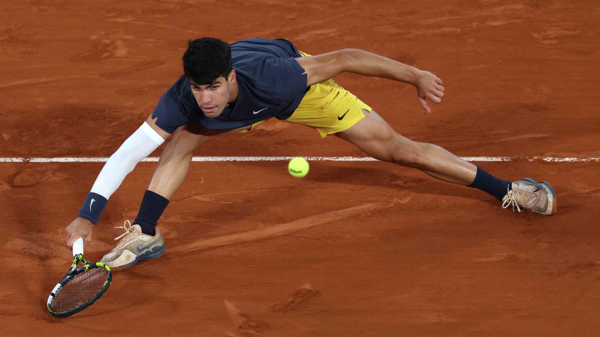 Alcaraz alcanza a Sinner en semifinales de Roland Garros