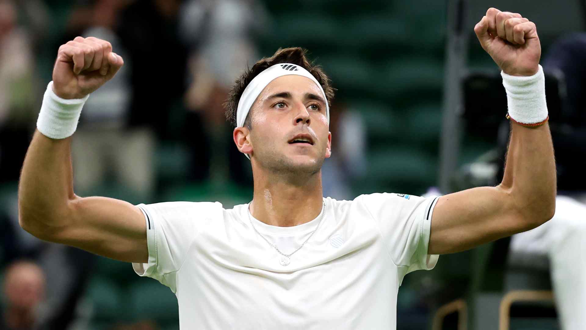 Tomás Etcheverry celebra su triunfo ante Bernabé Zapata para dejar en 1-0 su récord en Wimbledon.