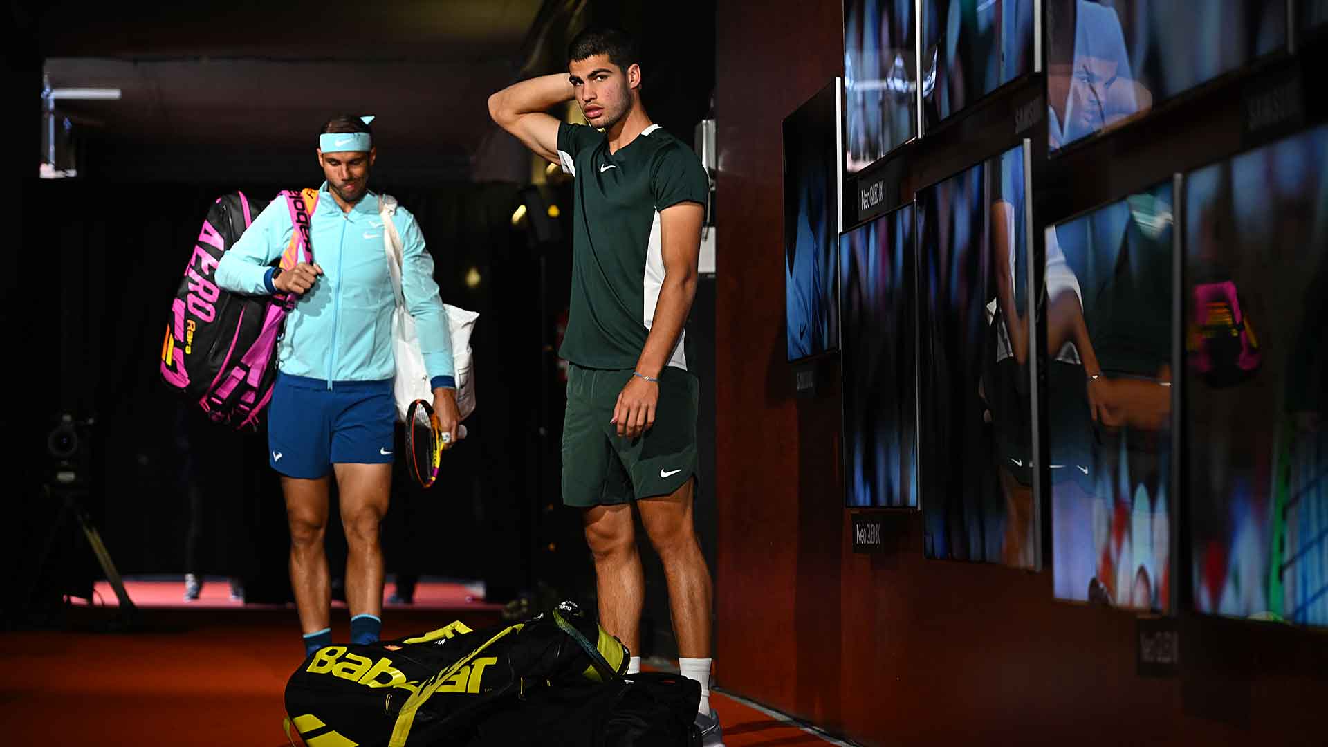 Rafael Nadal y Carlos Alcaraz esperan en el pasillo de entrada al Estadio Santana del Mutua Madrid Open.