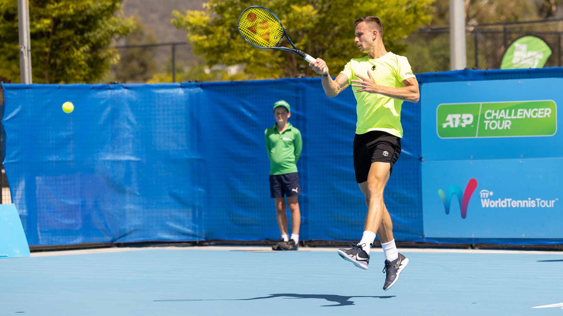Marton Fucsovics in action at the 2023 Canberra Challenger.