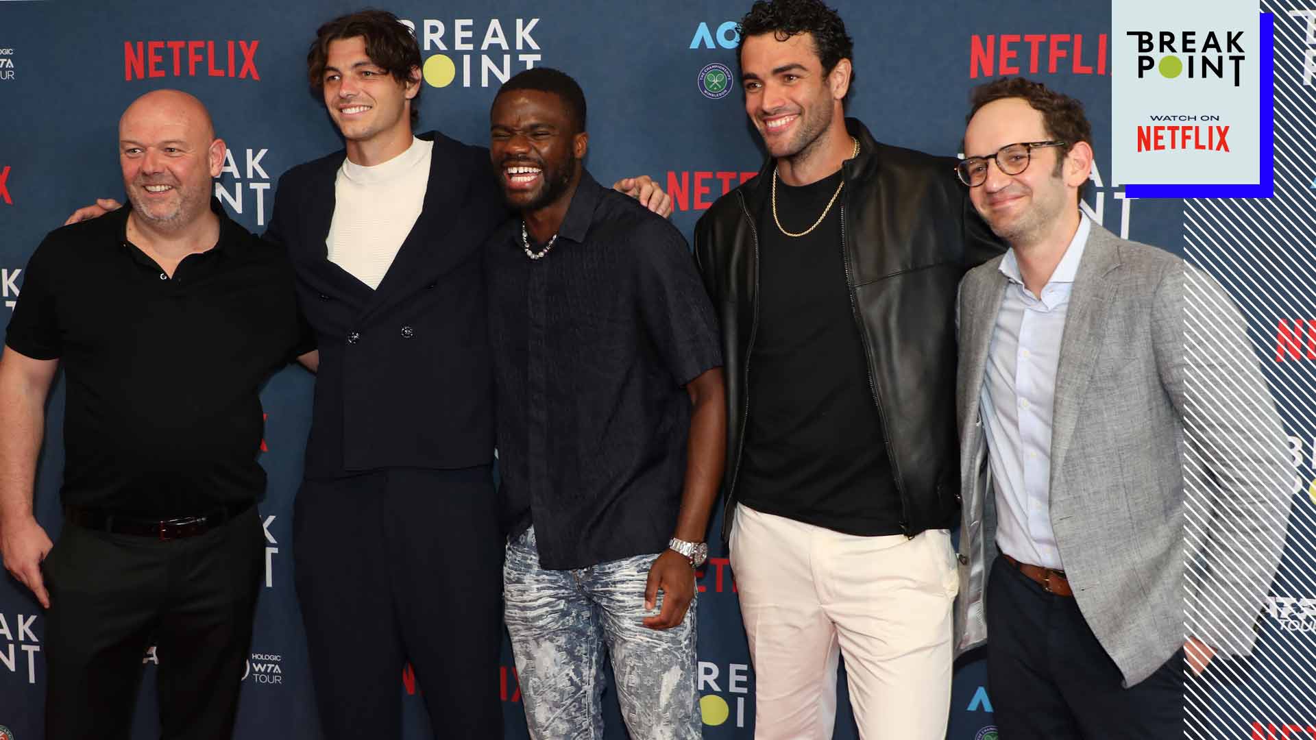 El productor ejecutivo de Break Point, Paul Martin (izquierda), y el director de series documentales de Netflix, Gabe Spitzer, posan con los protagonistas de la serie en enero.