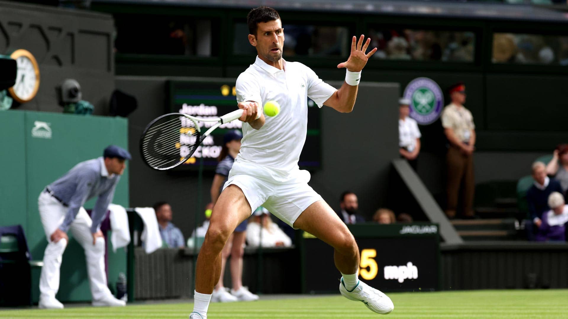 Novak Djokovic compite ante Jordan Thompson en la Centre Court de Wimbledon.