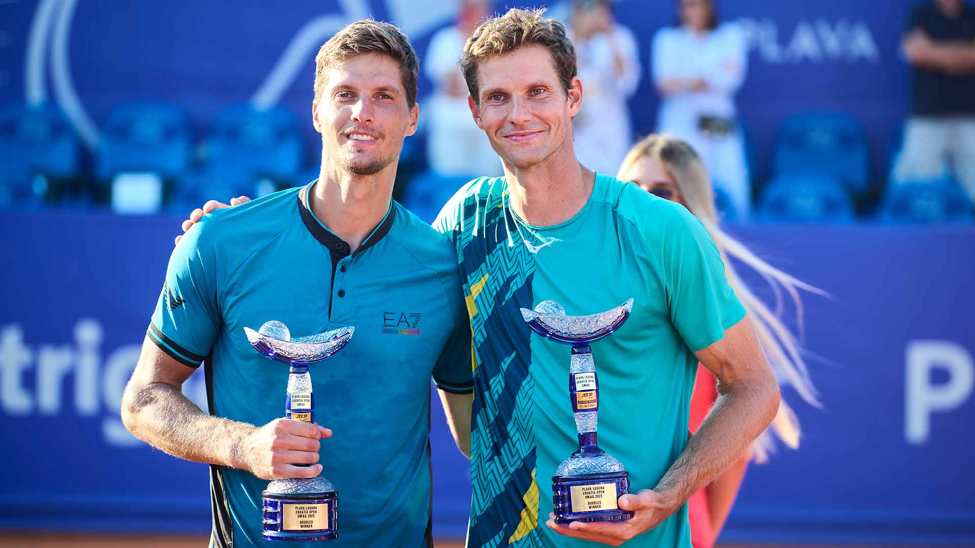 Nino Serdarusic y Blaz Rola celebran la conquista de su primer título ATP Tour de dobles el sábado en Umag.