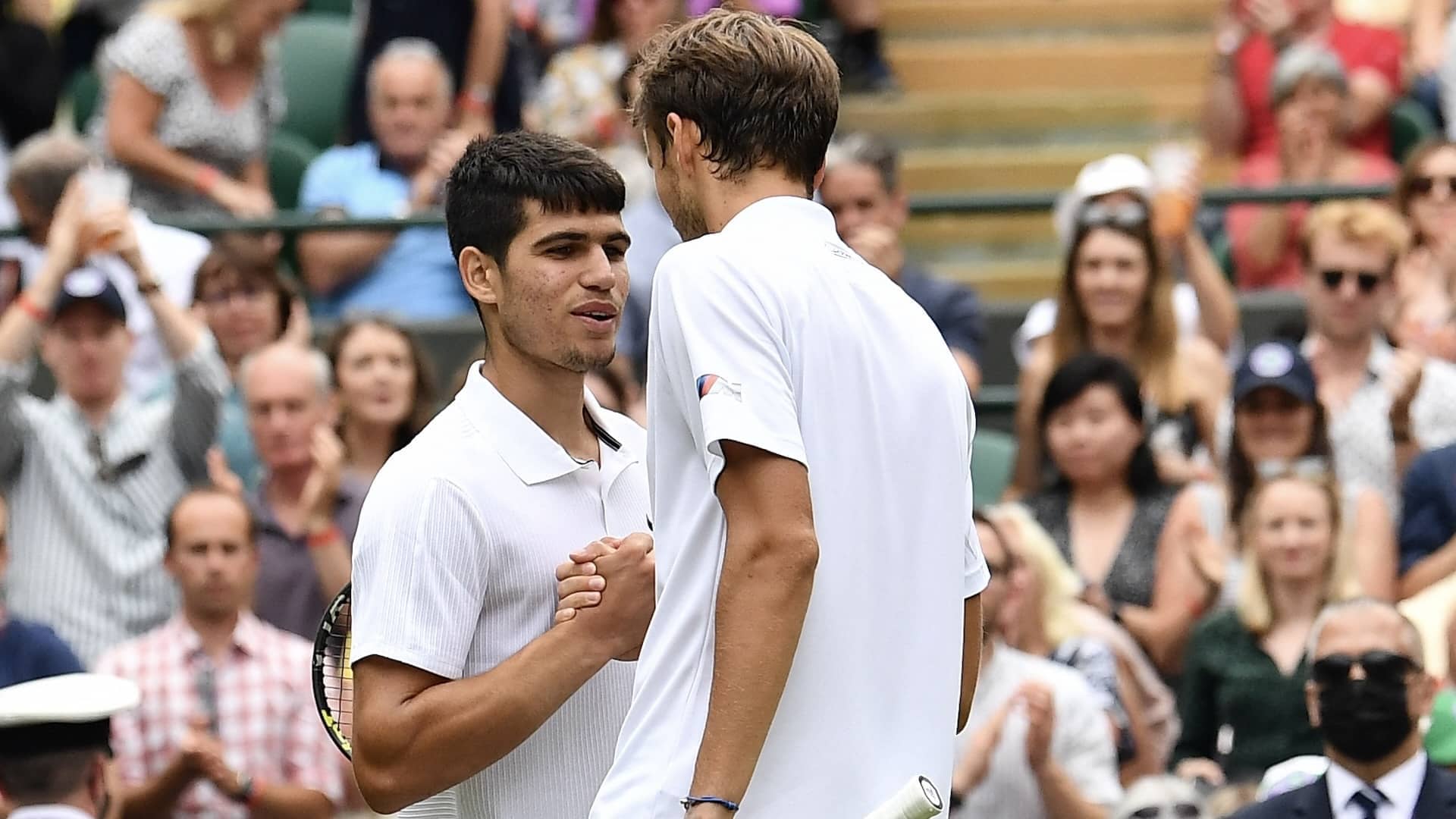 Carlos Alcaraz y Danill Medvedev, tras jugar en Wimbledon 2021.