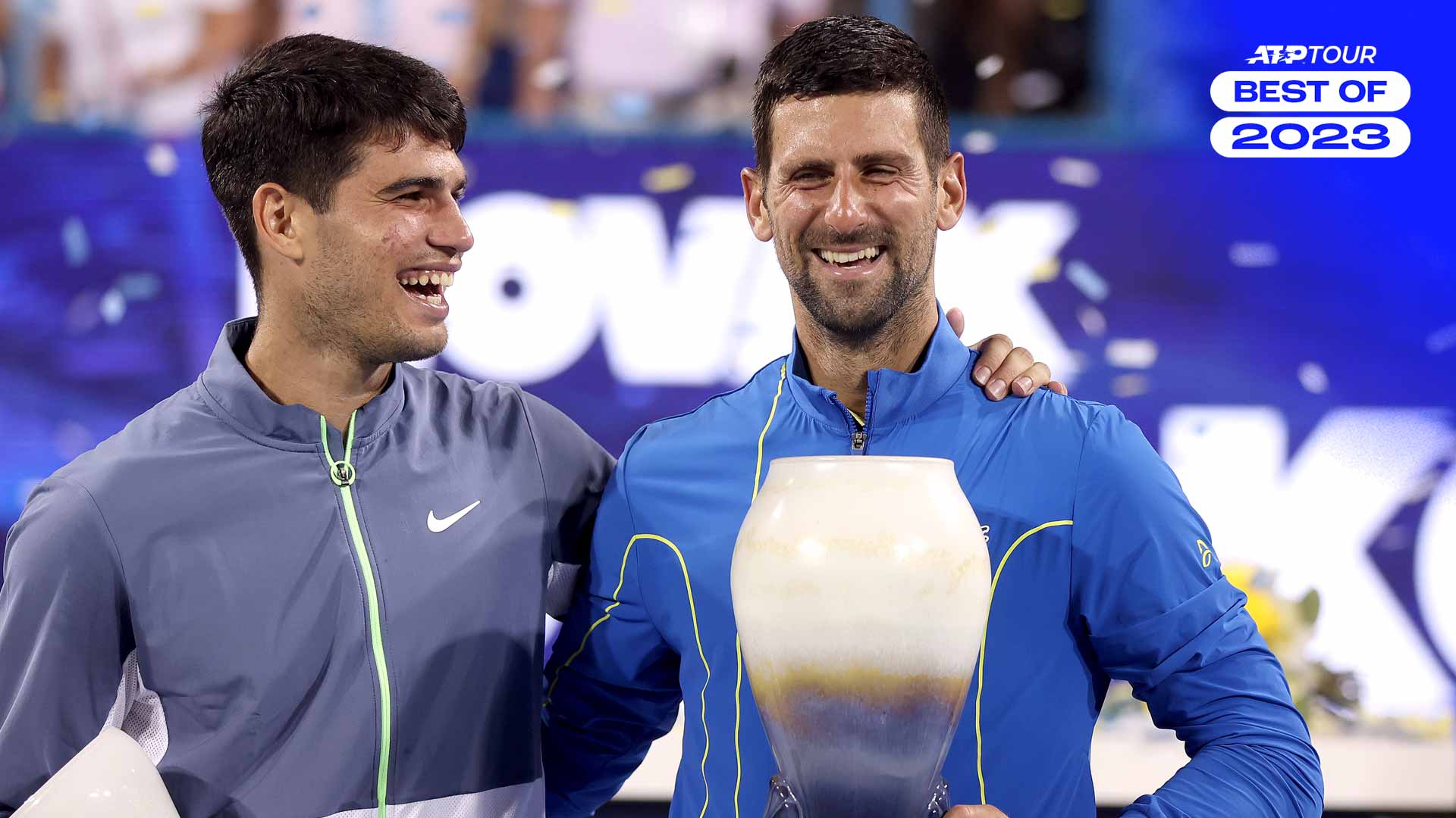 Carlos Alcaraz y Novak Djokovic después de su épico partido por el campeonato en Cincinnati.