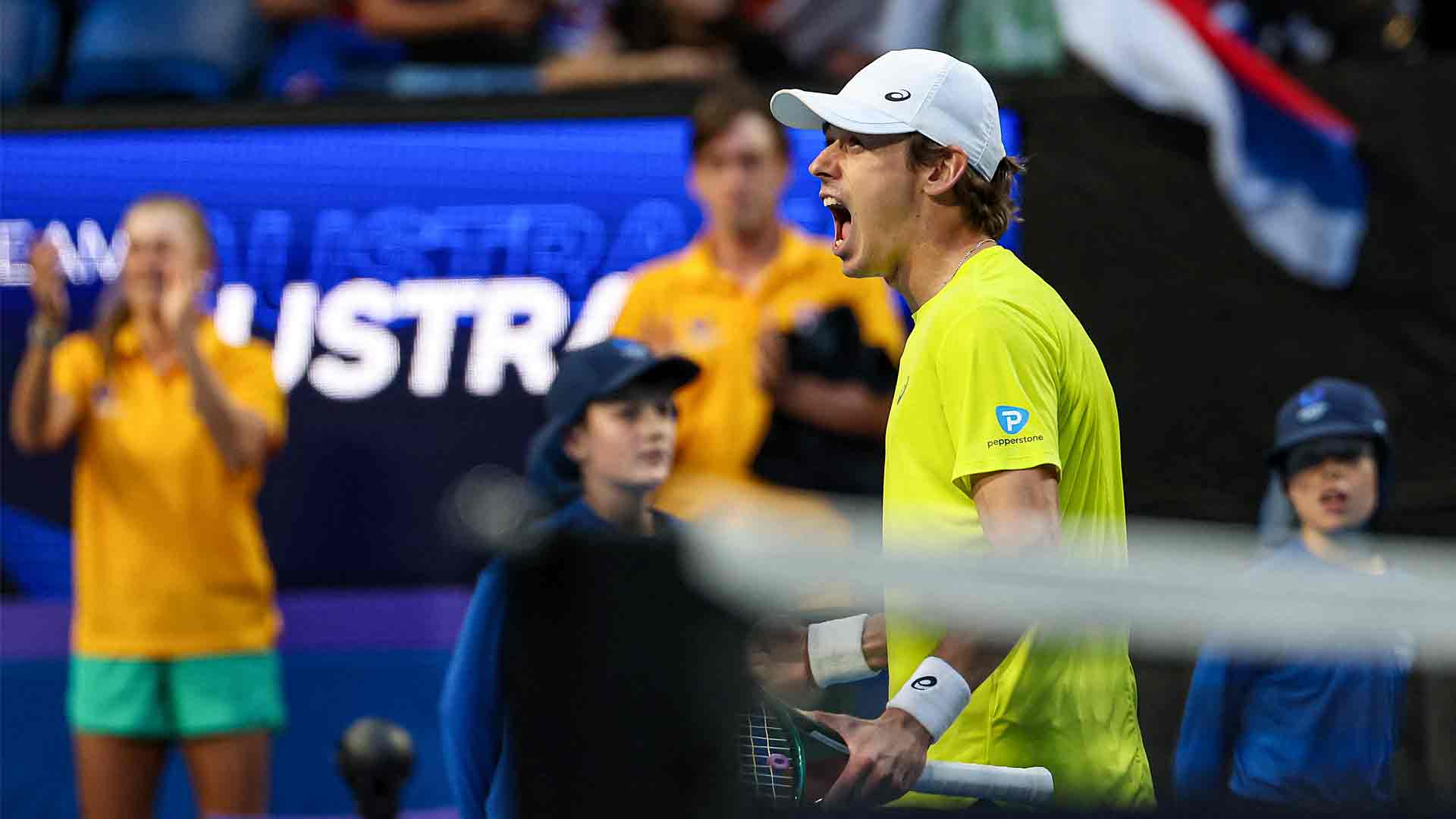 Alex de Miñaur celebra su victoria frente a Novak Djokovic este miércoles en Perth.