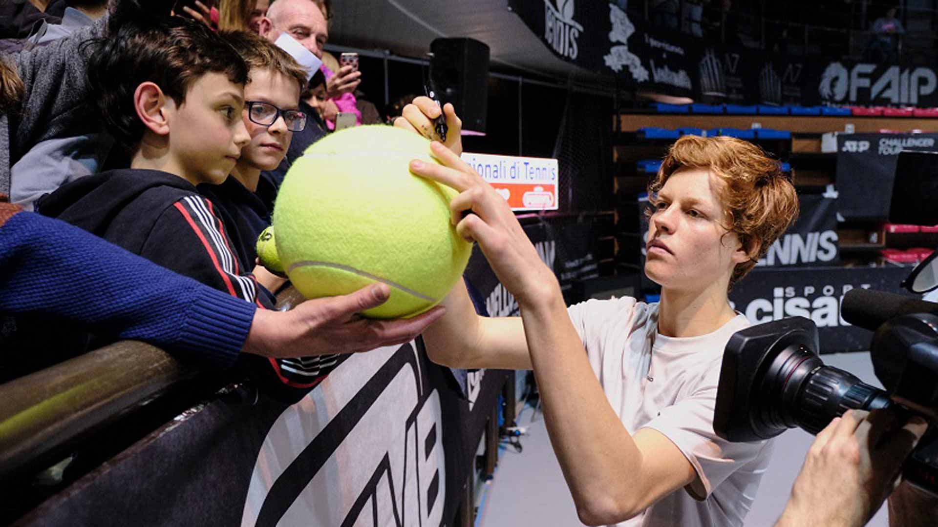 <a href='https://www.atptour.com/en/players/jannik-sinner/s0ag/overview'>Jannik Sinner</a> greets fans after winning the Bergamo Challenger final.