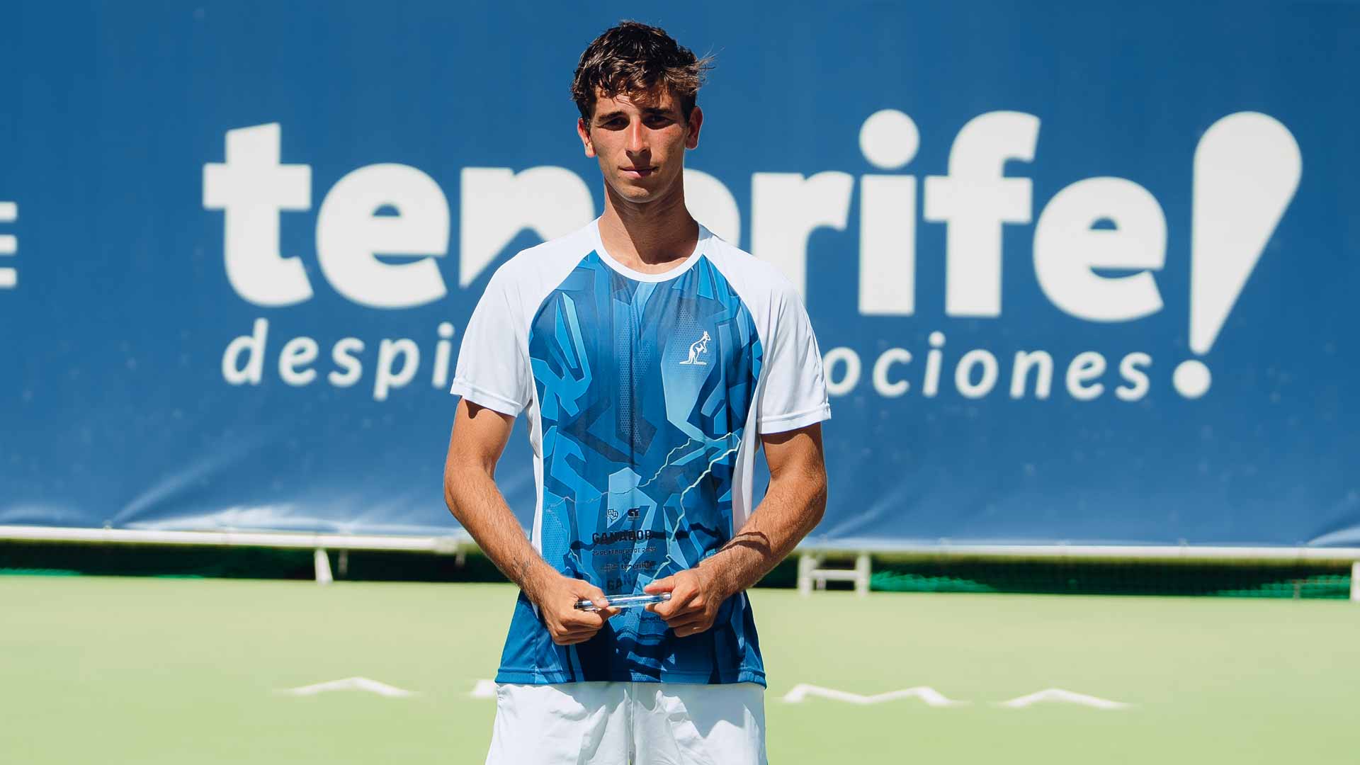 <a href='https://www.atptour.com/en/players/matteo-gigante/g0gd/overview'>Matteo Gigante</a> lifts a Challenger trophy in Tenerife for a second consecutive year.
