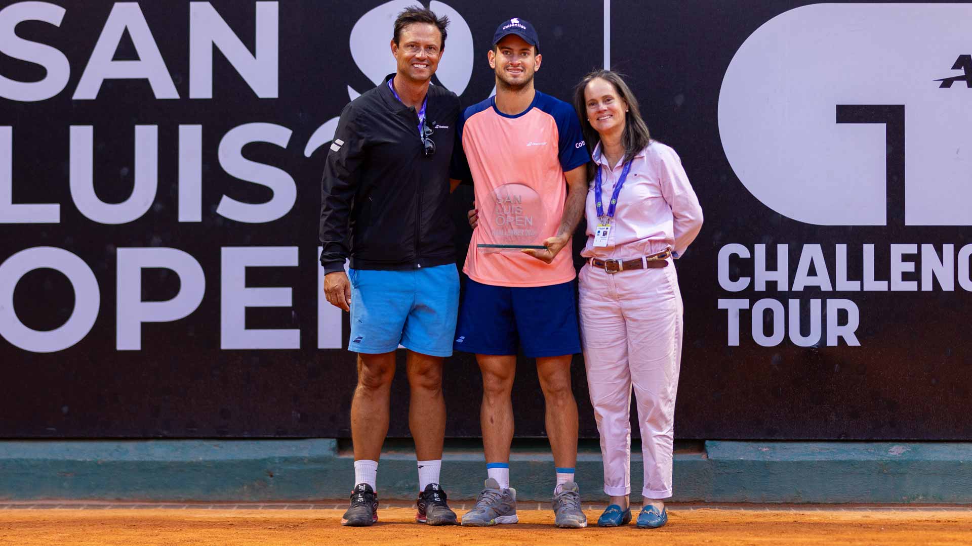 Nicolas Mejia poses with coach Juan Mateus and mother Helena.