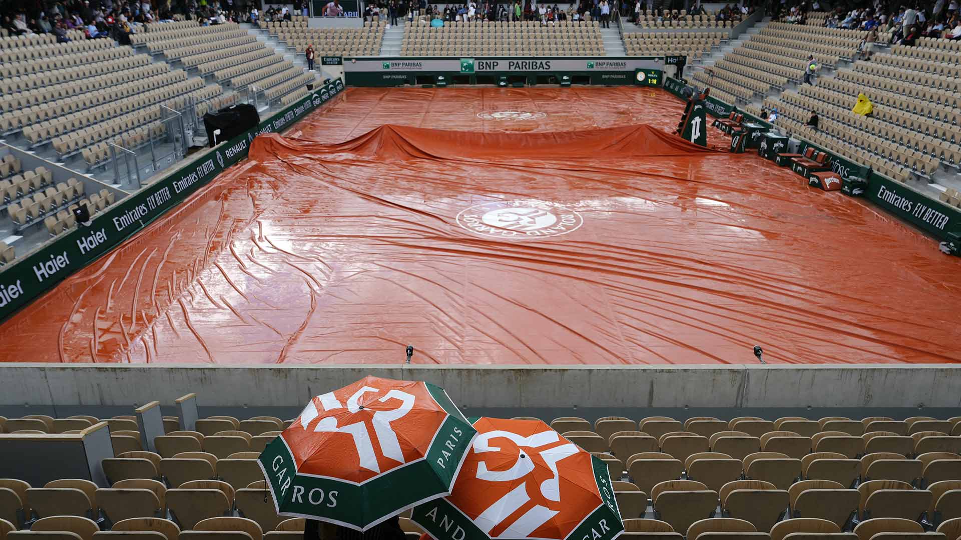 Play has been suspended on uncovered courts at Roland Garros due to rain.