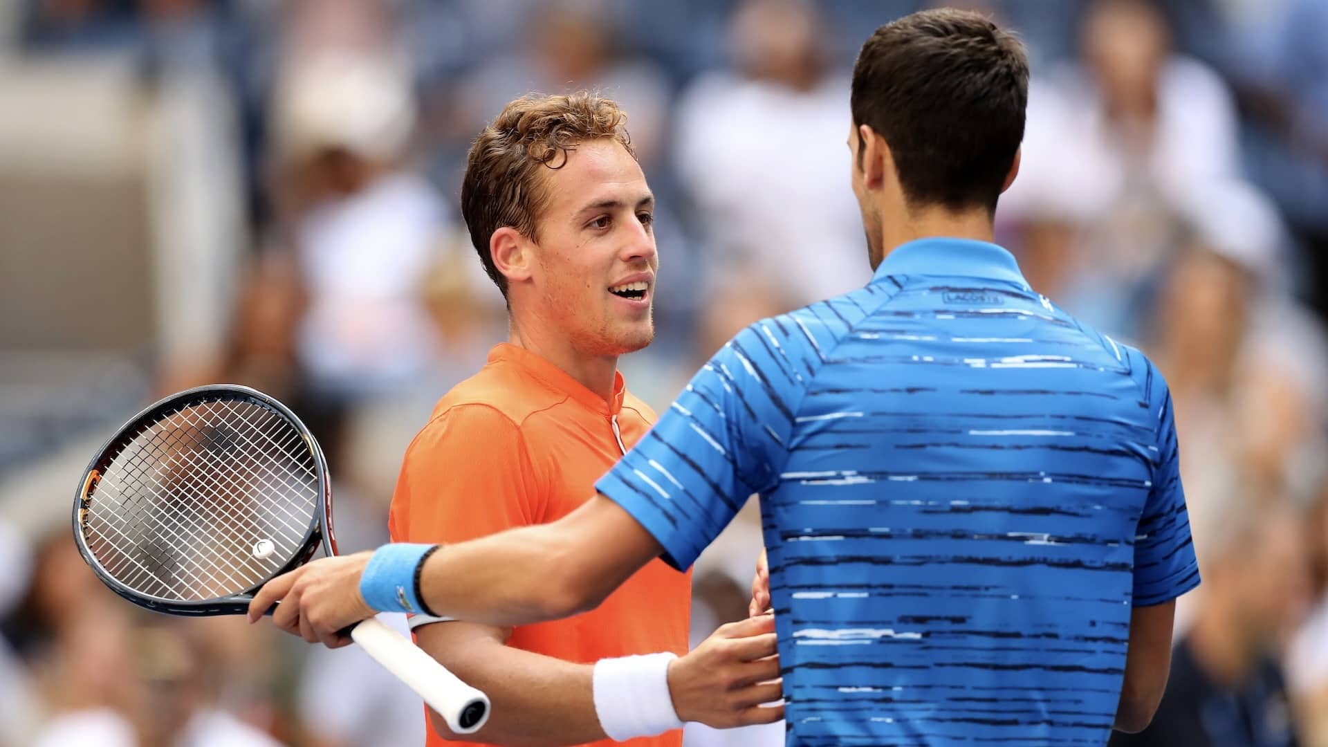 Roberto Carballés y Novak Djokovic se saludan tras jugar en el US Open de 2019.
