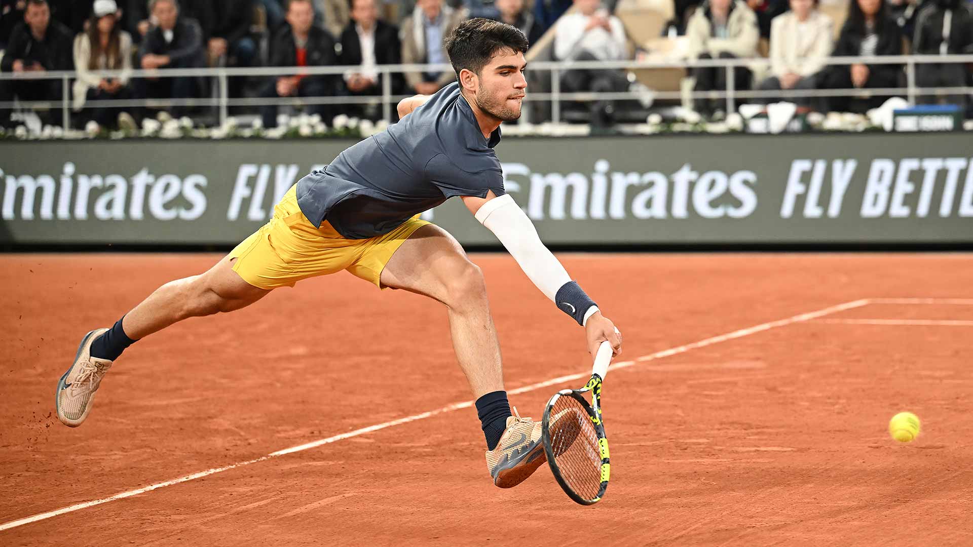 Carlos Alcaraz is stretched to four sets by Jesper de Jong in the second round of Roland Garros.