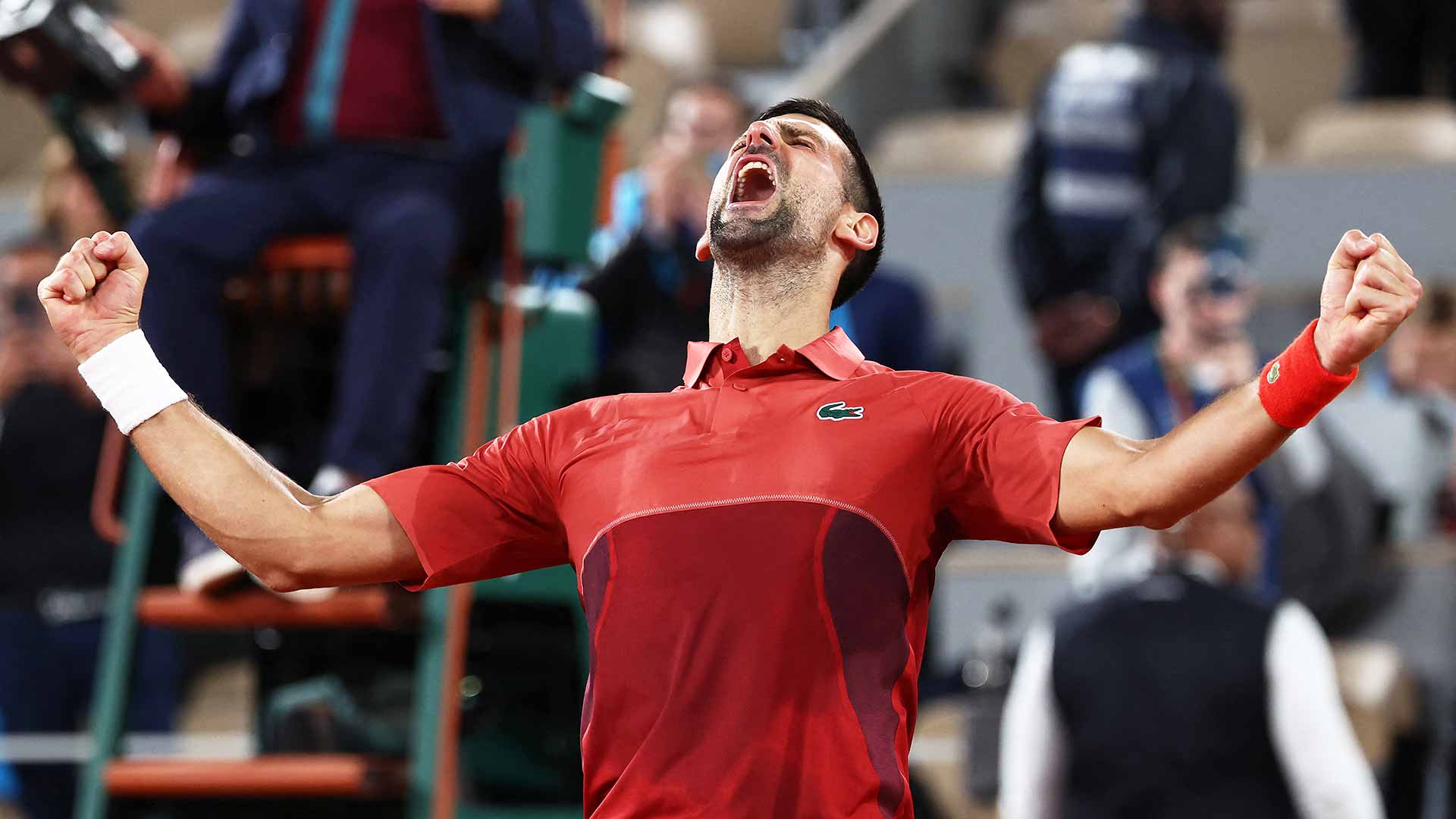 Novak Djokovic celebra su victoria en el quinto set ante Lorenzo Musetti en Roland Garros.