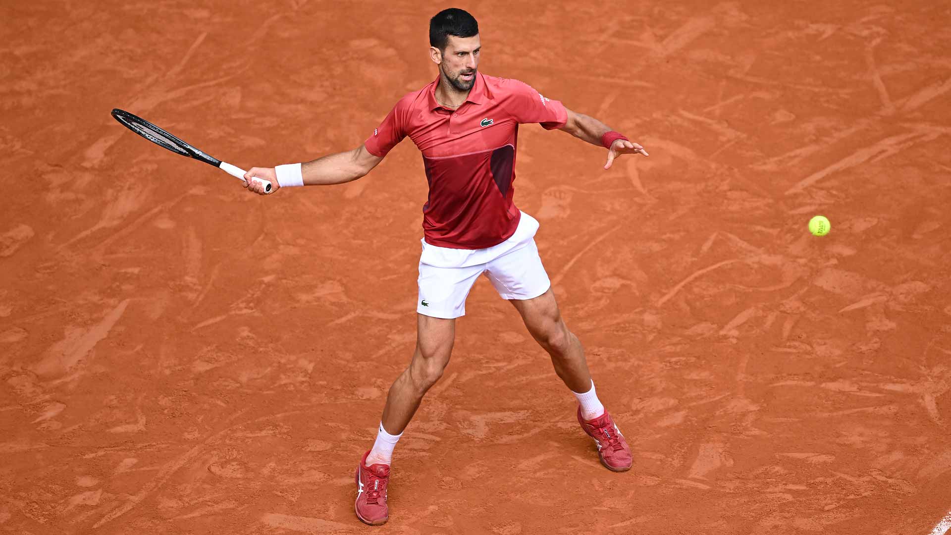 Novak Djokovic vence el lunes a Francisco Cerúndolo para lograr su segunda victoria consecutiva en cinco sets en Roland Garros.