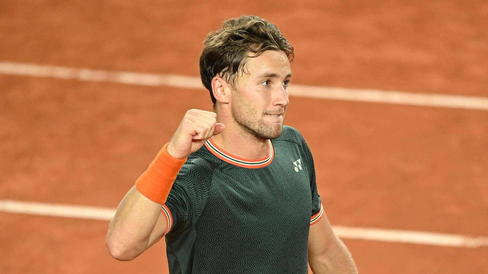 Casper Ruud returns to the Roland Garros quarter-finals for the third consecutive year.