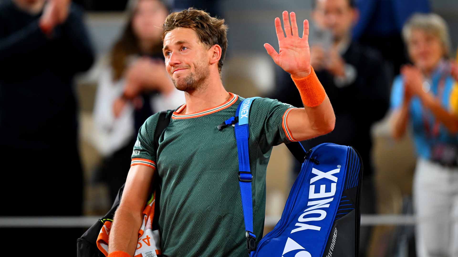 Casper Ruud waves to the Court Philippe-Chatrier crowd after losing in the Roland Garros semi-finals to Alexander Zverev.