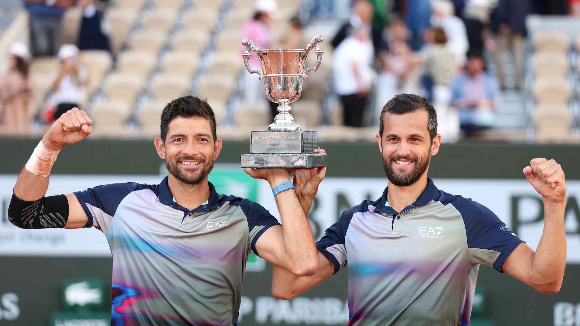 Marcelo Arévalo y Mate Pavic levantan el trofeo de campeones de Roland Garros.