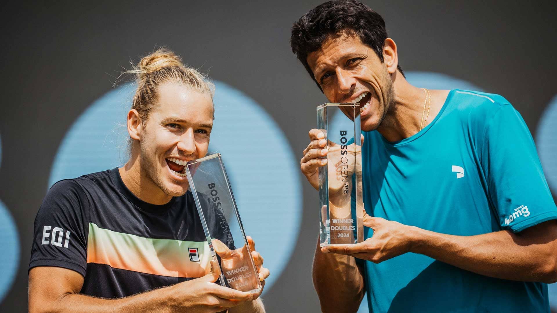 Rafael Matos y Marcelo Melo posan con sus trofeos de dobles en Stuttgart.