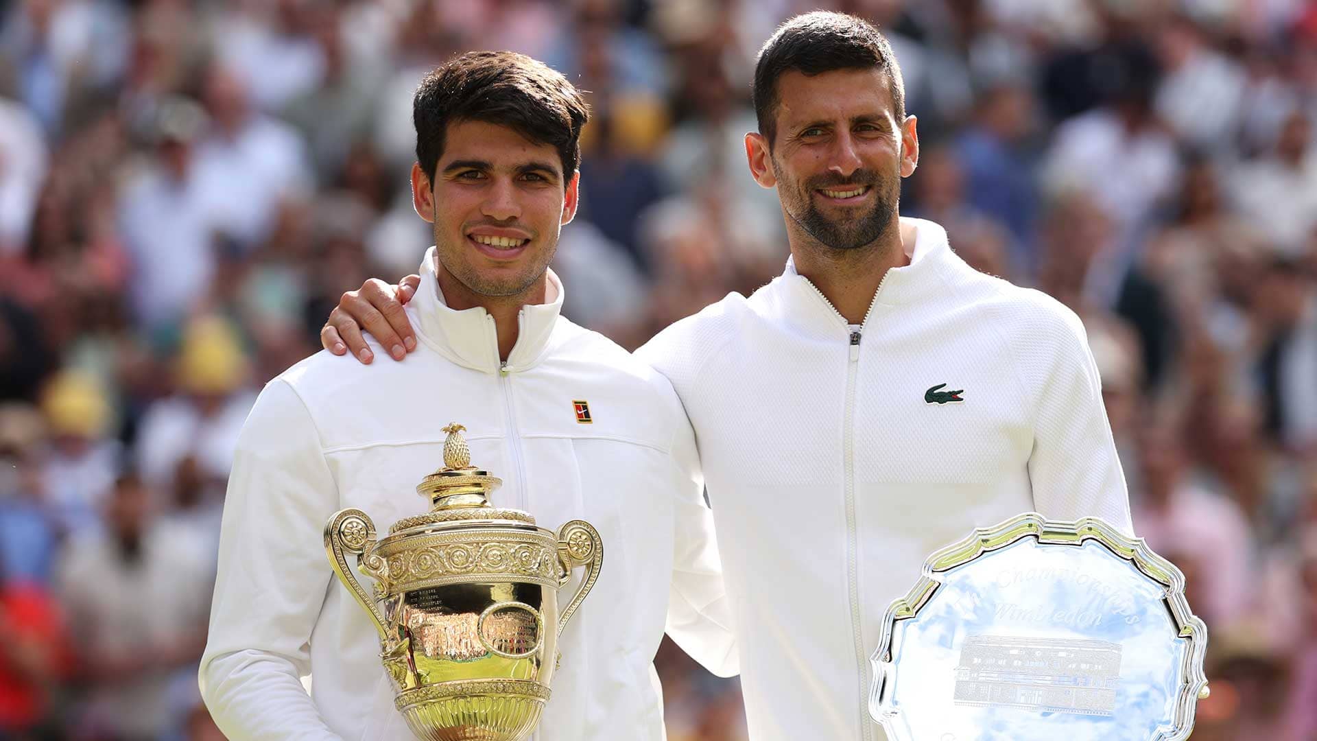 Carlos Alcaraz y Novak Djokovic durante la ceremonia de entrega de trofeos de Wimbledon.