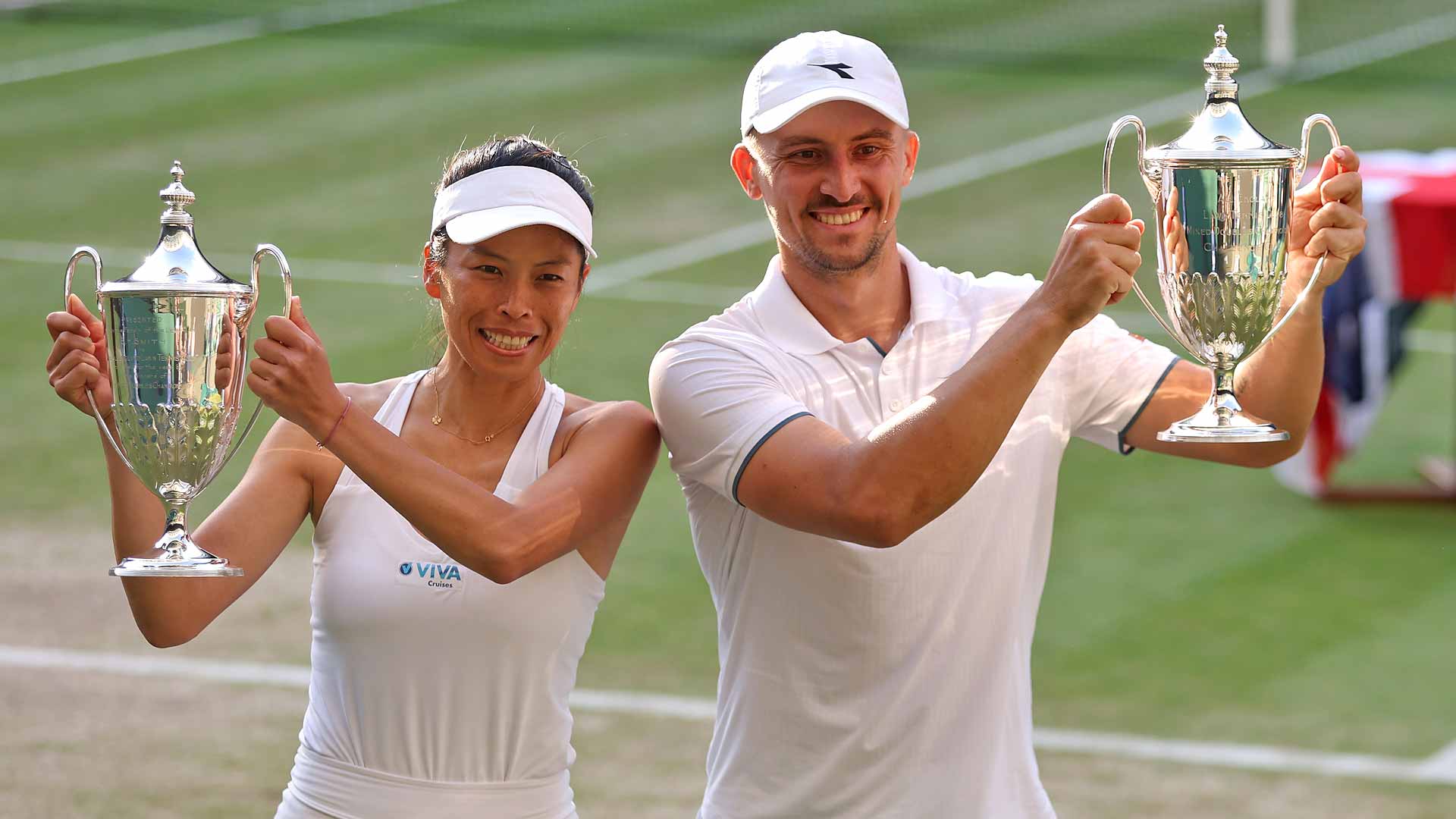 Hsieh Su-Wei y Jan Zielinski derrotaron a Santiago González y Giuliana Olmos en sets seguidos para triunfar el domingo en Wimbledon.
