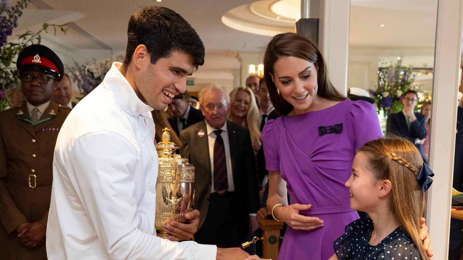 Carlos Alcaraz saluda a Kate Middleton, Princesa de Gales, y a la Princesa Charlotte tras ganar el título de Wimbledon.