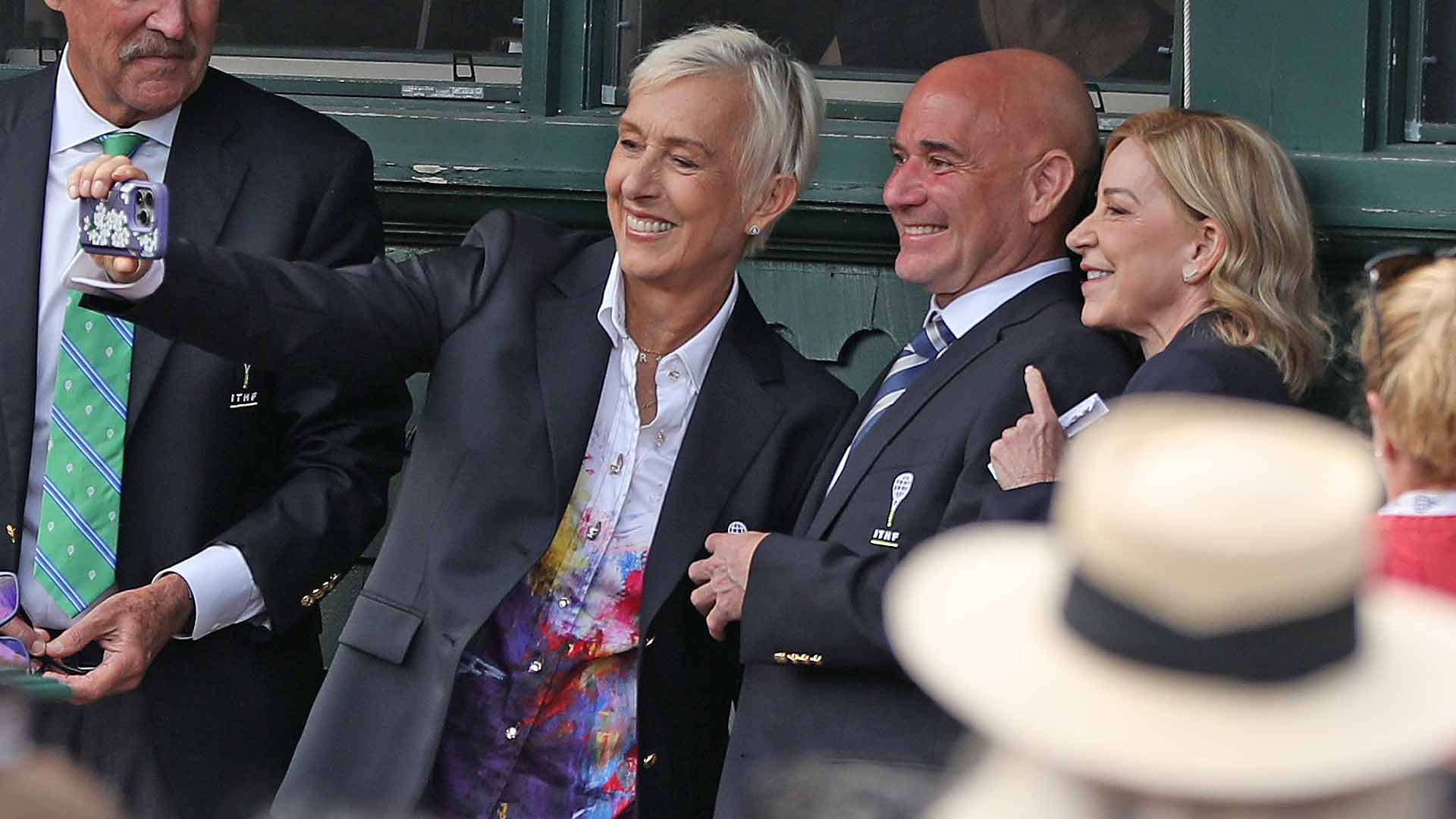 Martina Navratilova, <a href='https://www.atptour.com/en/players/andre-agassi/a092/overview'>Andre Agassi</a> and Chris Evert pose for a selfie ahead of the International Tennis Hall of Fame induction ceremony.