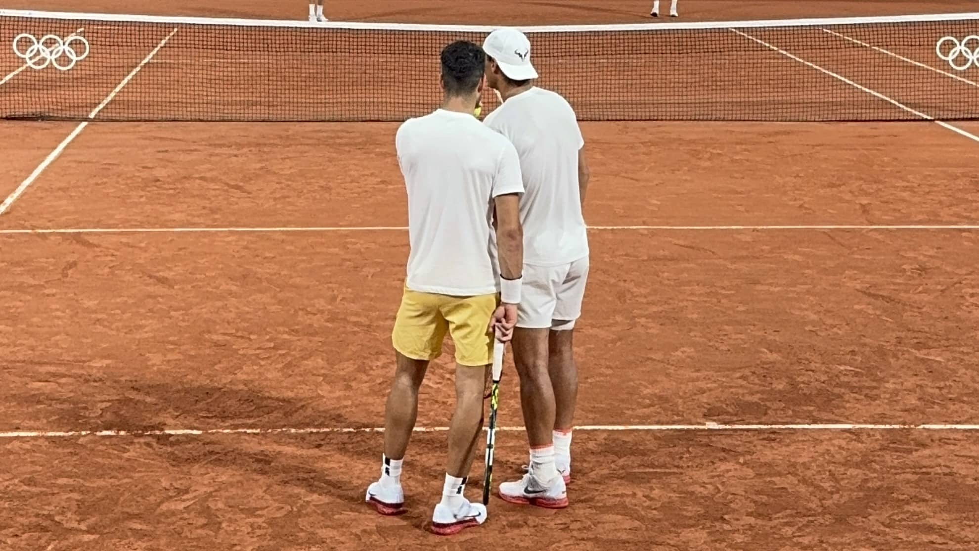 Rafael Nadal y Carlos Alcaraz, entrenando este viernes en Roland Garros.