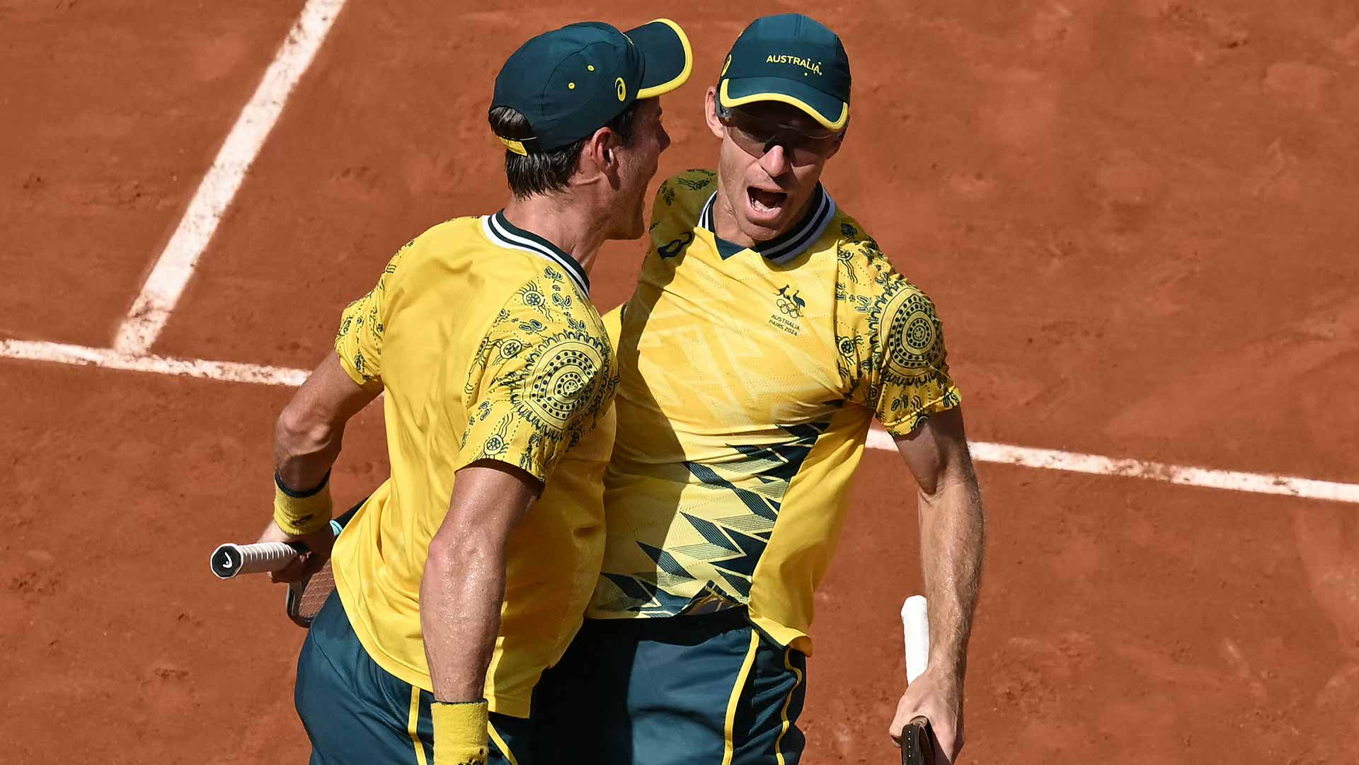 Matthew Ebden y John Peers celebran su clasificación a la final de dobles masculino en los Juegos Olímpicos de París 2024.