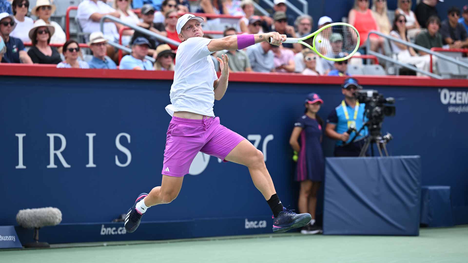 Alejandro Davidovich Fokina crushes a forehand during his victory against Daniil Medvedev on Thursday in Montreal.