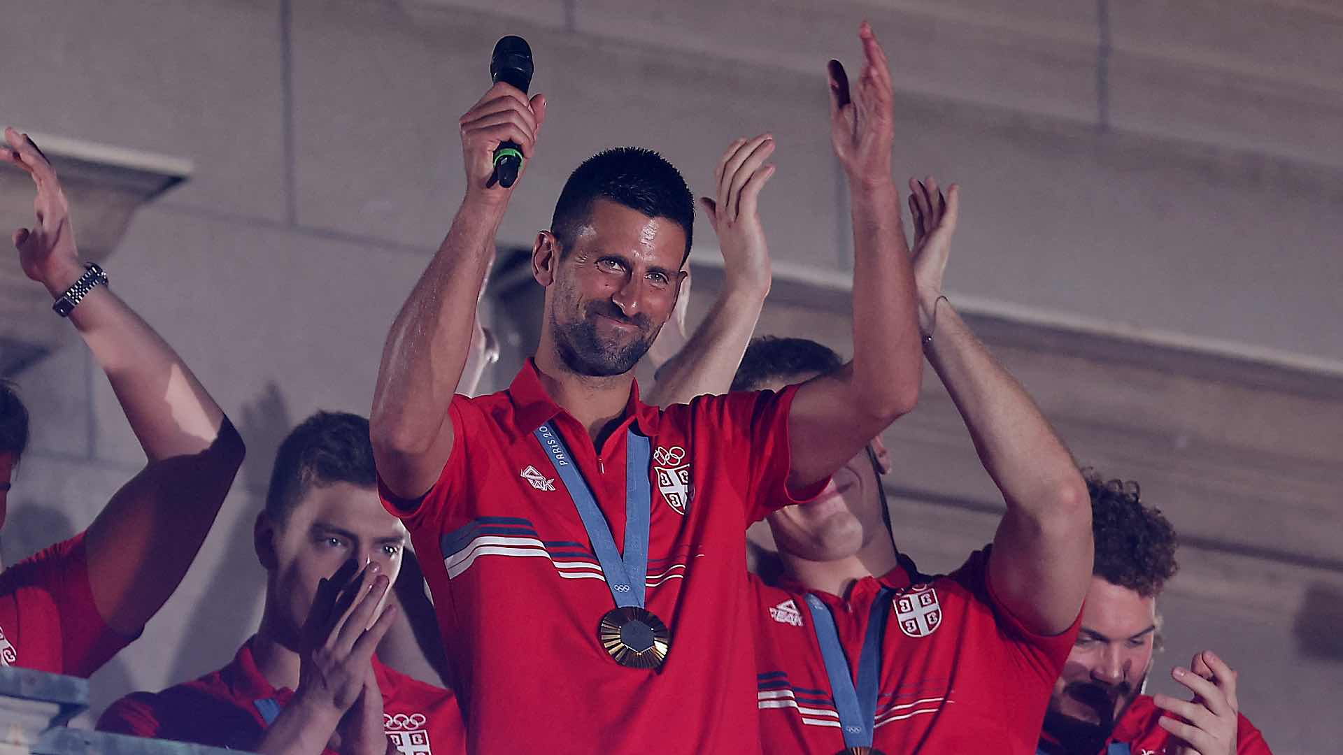 Novak Djokovic celebra su medalla de oro con sus adorados fans serbios en Belgrado.