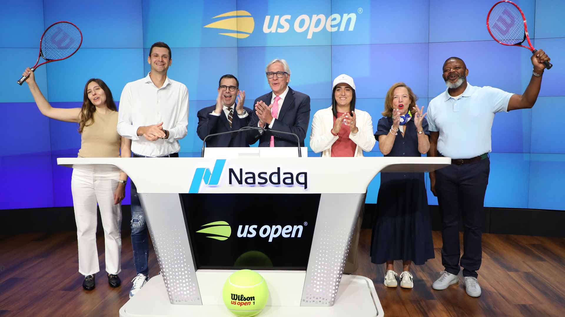 a href='https://www.atptour.com/en/players/hubert-hurkacz/hb71/overview'Hubert Hurkacz/a and Ons Jabeur visit the Nasdaq MarketSite in Times Square to ring the Closing Bell.